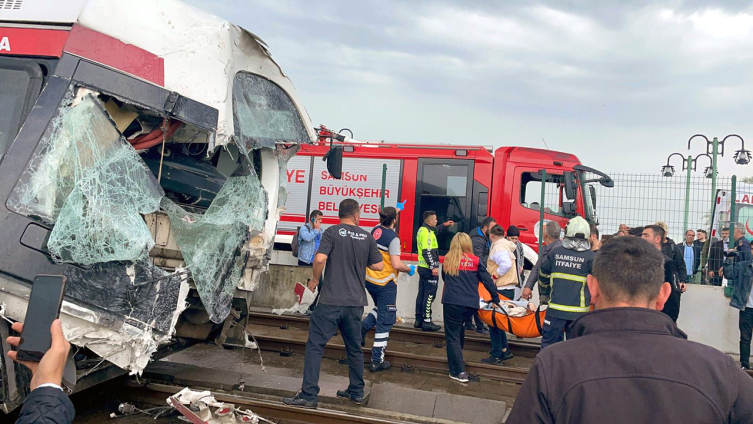 Samsun'da iki tramvay kafa kafaya çarpıştı: 26 yaralı